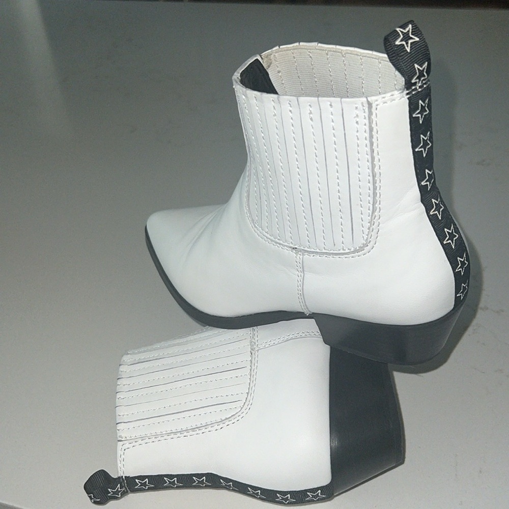 Steve Madden Rare Cowboy Style White Leather Bootie Black Heel & Star Detail Sz7 - Picture 4 of 8